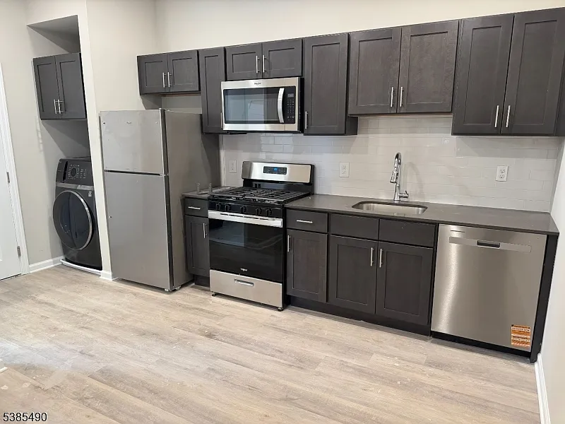 Building Photo - 10-12 E Washington Ave #2M