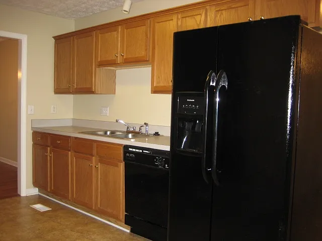 3 bed, 2.5 bath, 2600 sqft, $2,655 — Photo 2