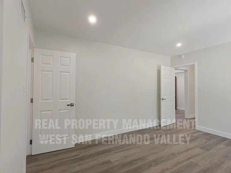 9801 Columbus Ave — Photo 33
