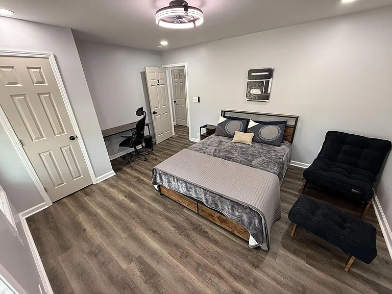 Queen bed with drawers. Hotel Mattress, Recliner, Office desk and ergonomic chair. 43" roku TV. 1 gig fast wifi. Nightstand