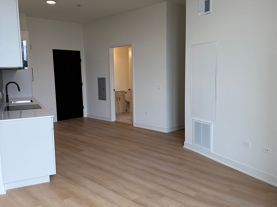 1st image of 1100-10 W Grand Ave #503