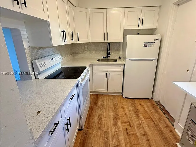 20200 NE 27th Ct #6 — Photo 1