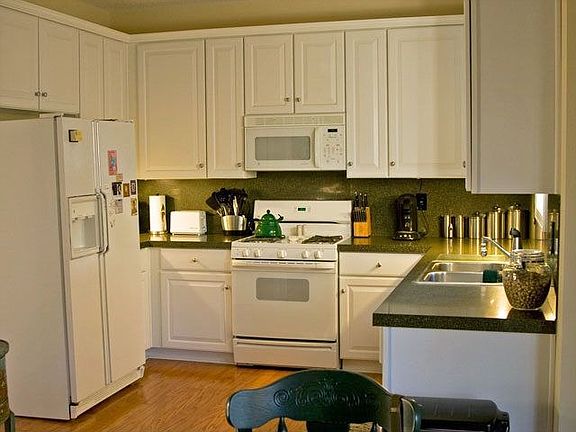 Bright Kitchen w/Granitite Countertops