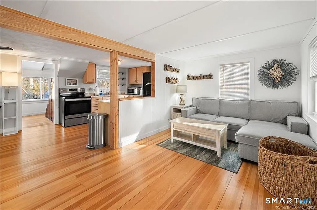 3 bed, 1.0 bath, 1008 sqft, $2,500 — Photo 4