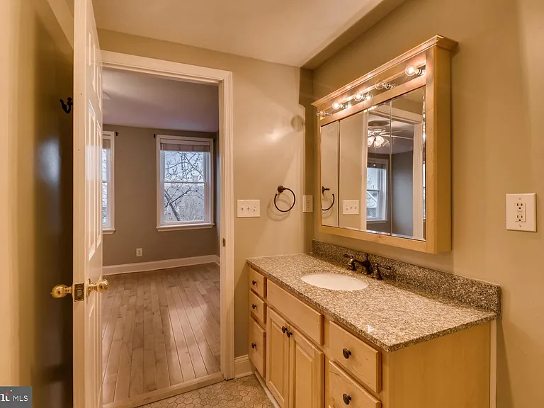 1020 W Lombard St — Photo 21
