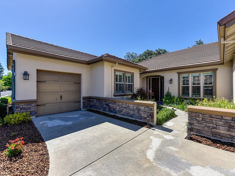 1410 W Colonial Pkwy — Photo 50