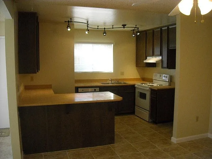 Myrtlewood Ct — Photo 3