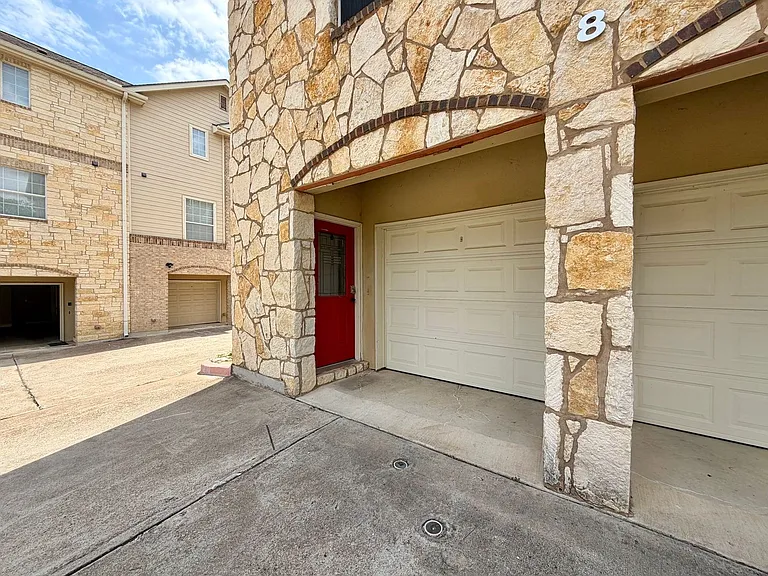 1402 Parker Ln #8 — Photo 3