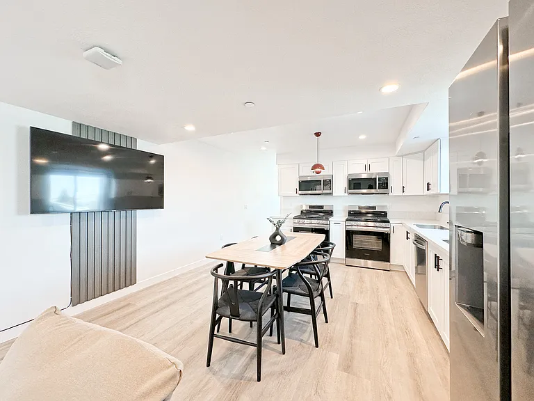 1360 W 35th St — Photo 16