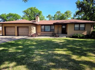 902 E 4th St, Newton, KS 67114
