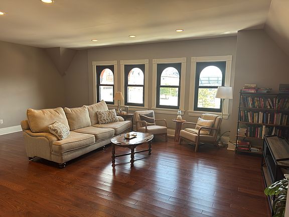 5th image of 930 N Lincoln Ave #3C
