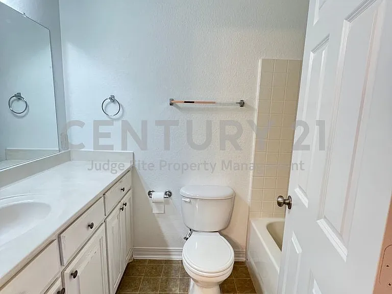 403 W Oak St — Photo 9