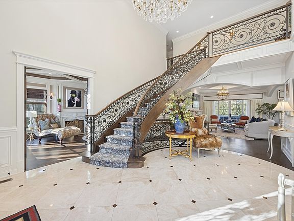 4th image of 321 E 9th St