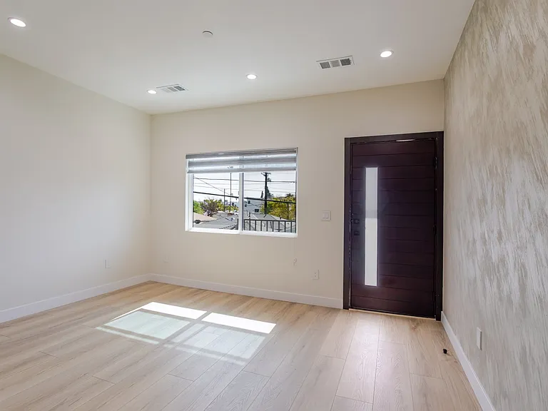 11120 1/2 Emelita St — Photo 3