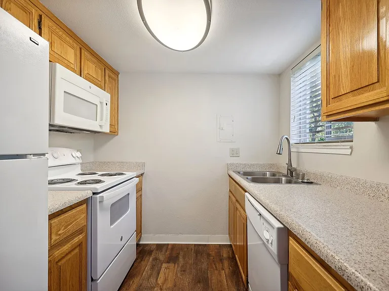 B Street Apartments — Photo 17