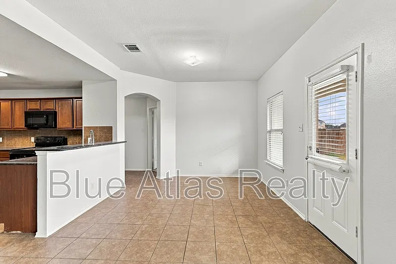 4 bed, 2.0 bath, 1832 sqft, $1,995 — Photo 4