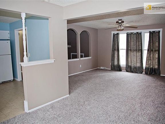 5th image of 125 SE Castlerock Dr