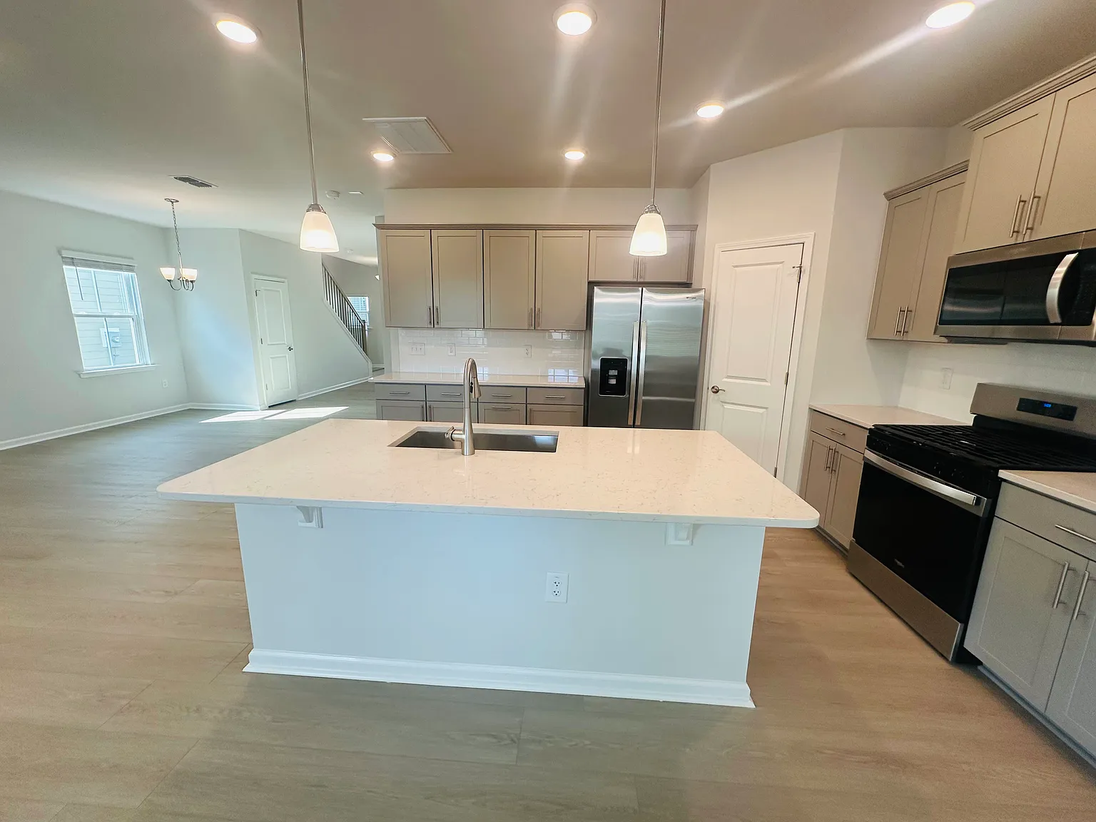 4 bed, 3.5 bath, 2350 sqft, $2,595 — Photo 4