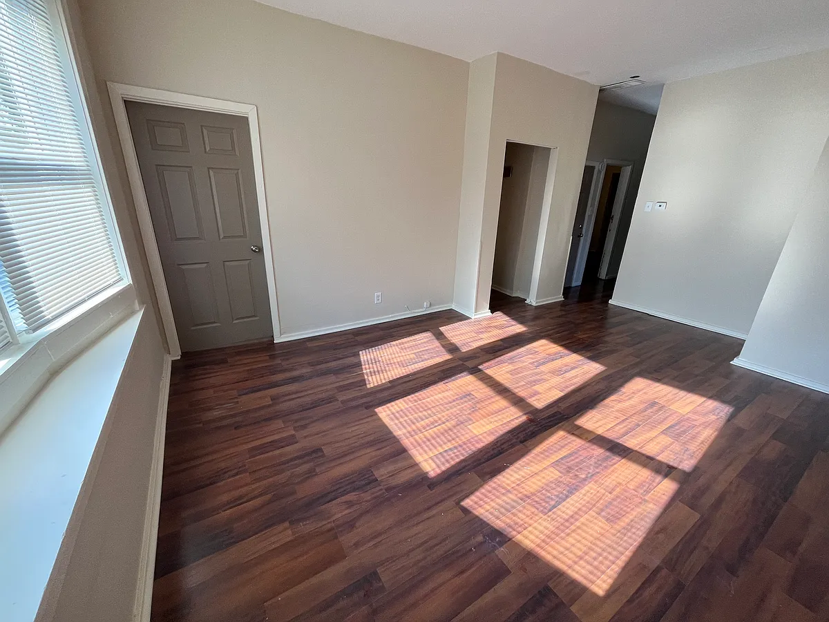 Building Photo - 8709 S Escanaba Ave #2F