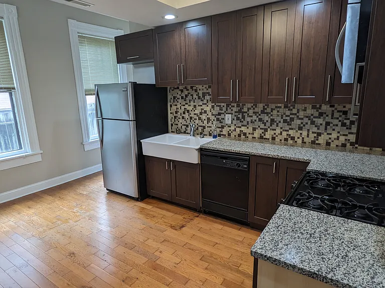 411 E 6th St #1 — Photo 12