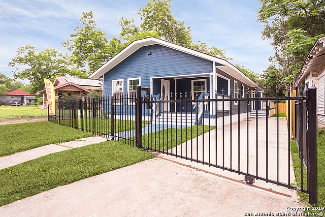1st image of 1022 S New Braunfels Ave
