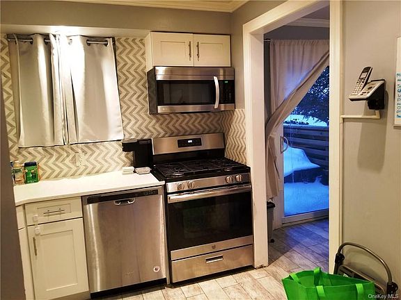 4th image of 419 Country Club Ln