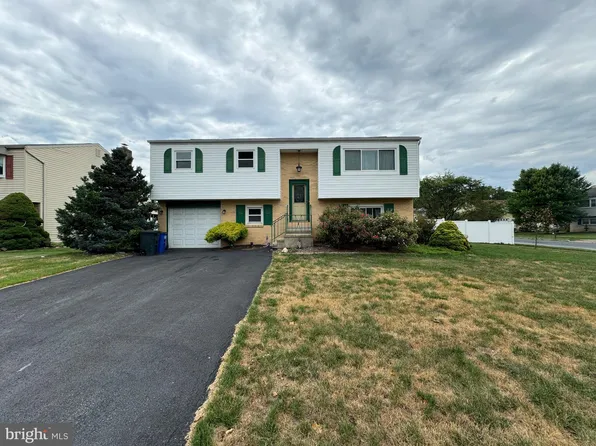 2 Sherwood Dr, Mechanicsburg, PA 17055