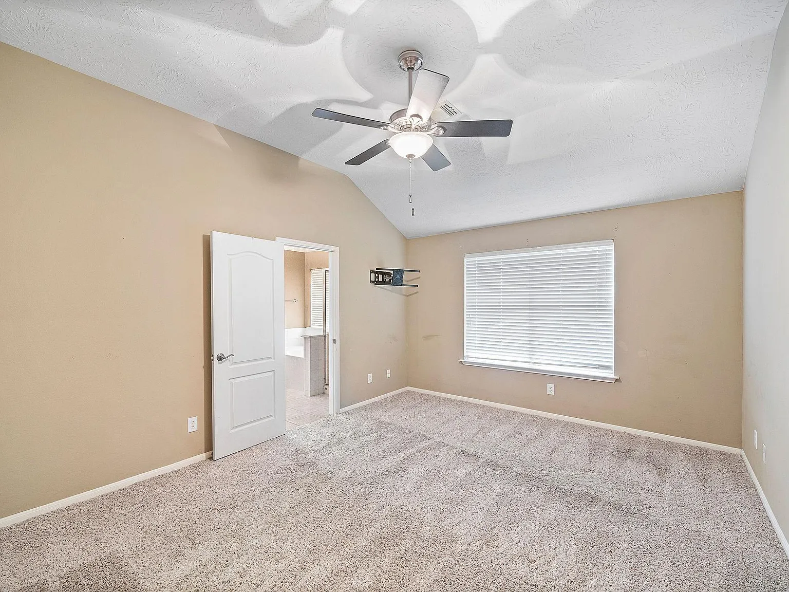 3 bed, 2.0 bath, 1632 sqft, $2,000 — Photo 4