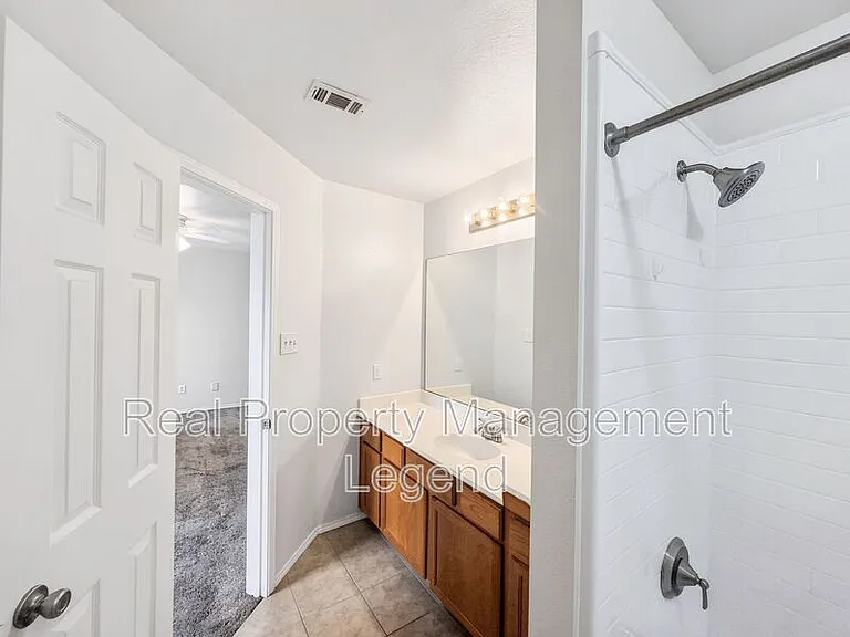 3211 Roundtree Ln — Photo 8