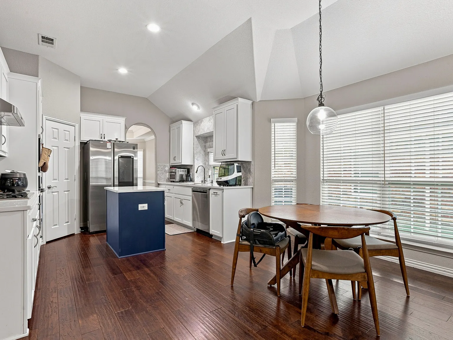 4 bed, 2120 sqft, $2,900 — Photo 4