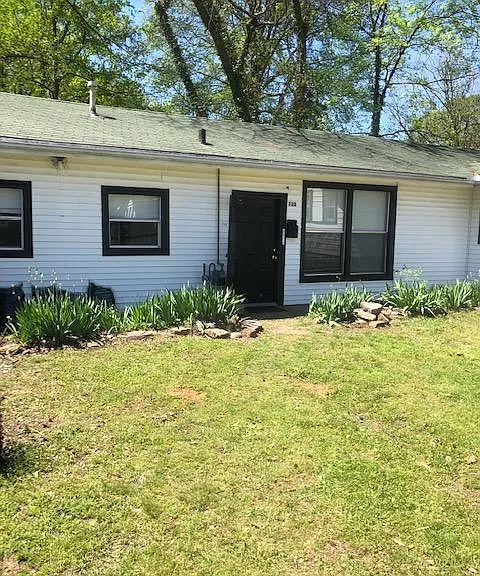 713 W Maple St — Photo 1