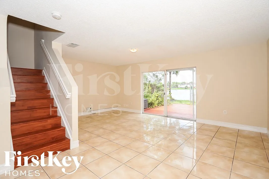 3 bed, 2.0 bath, 1310 sqft, $2,825 — Photo 2