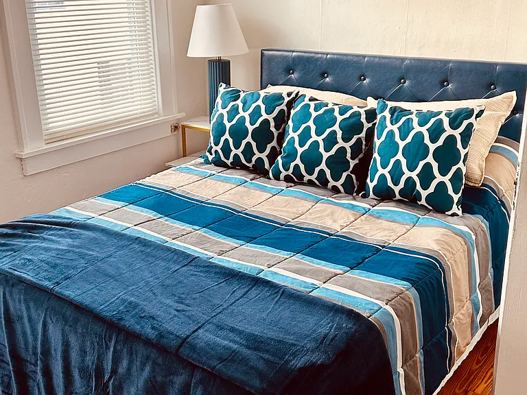 Second bedroom referred to as the blue room! Full bed and linens included