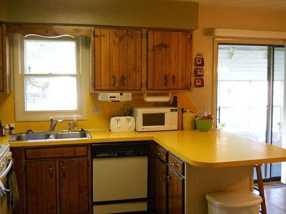 3rd image of 23521 Florence Ave