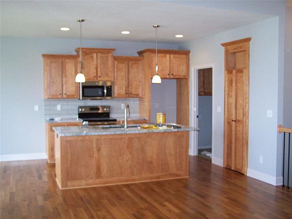 3rd image of 804 SW Apple Grove Ct