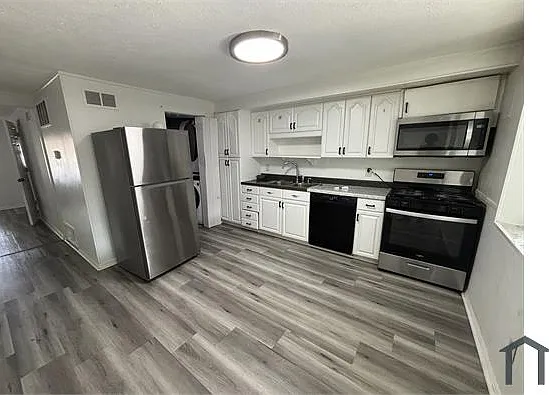 4 bed, $2,300 — Photo 1