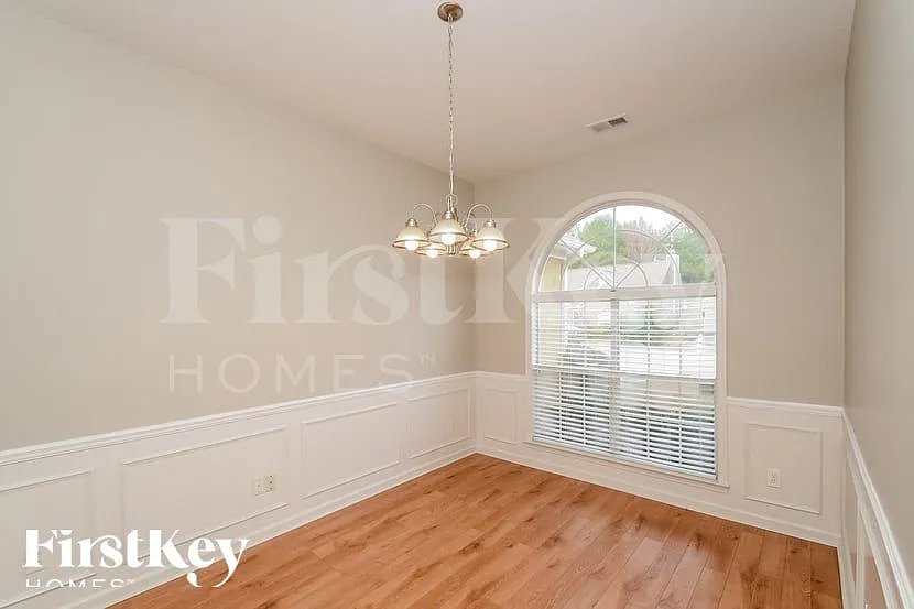 3 bed, 2.0 bath, 1912 sqft, $2,075 — Photo 4