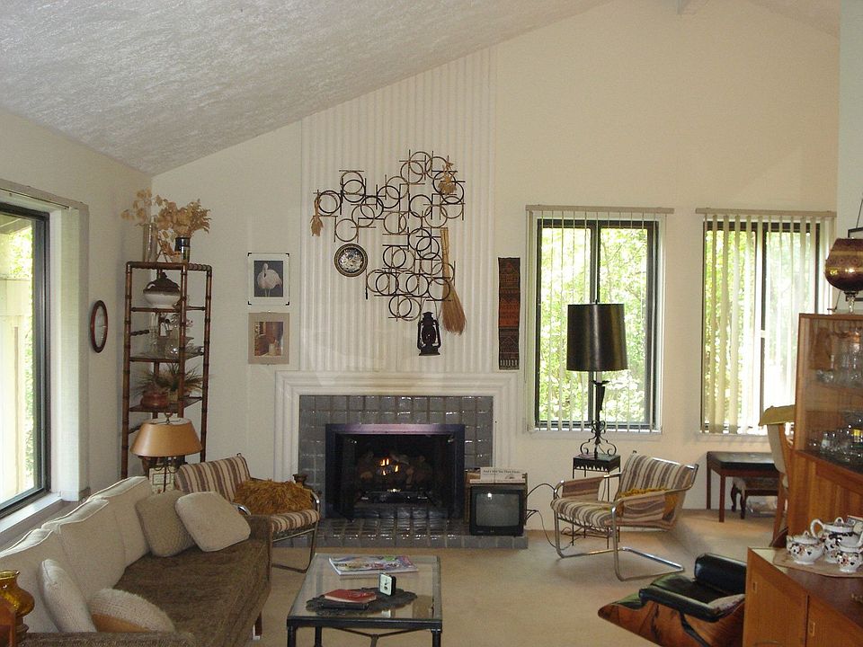 Vaulted Ceiling in Livingroom