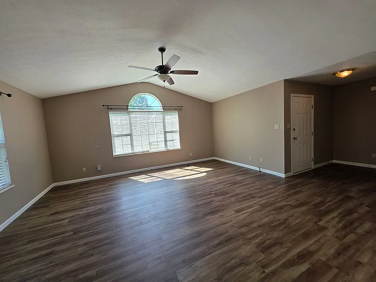 1012 Willow Creek Cir — Photo 5