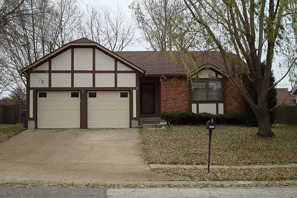 Easy, one level living in this well maintained ranch!