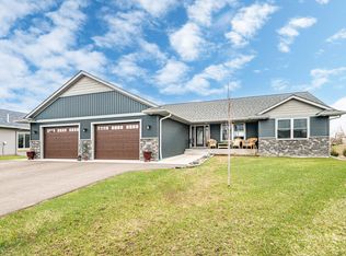 31738 Marshview Ct, Lindstrom, MN 55045