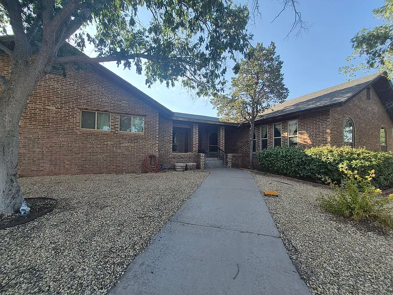 1435 Rockwood — Photo 3