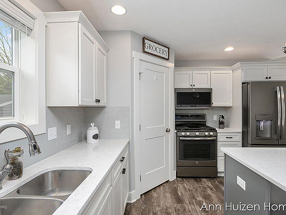 4th image of 3360 Woodbine Ave SW