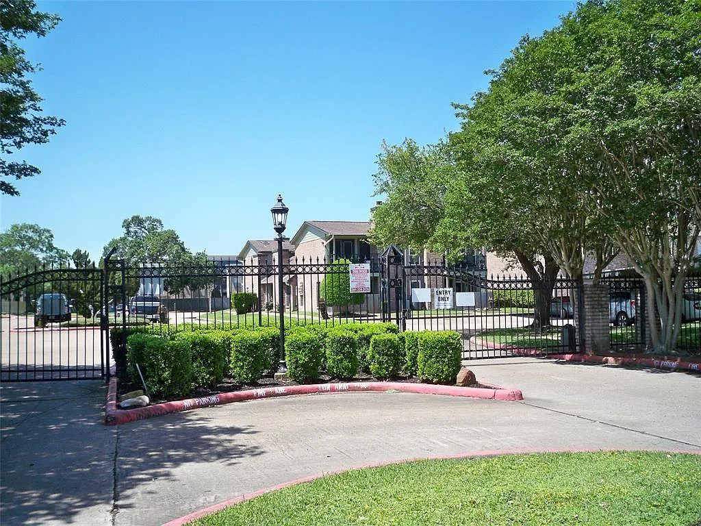 2 bed, 2.0 bath, 1286 sqft, $1,600 — Photo 2
