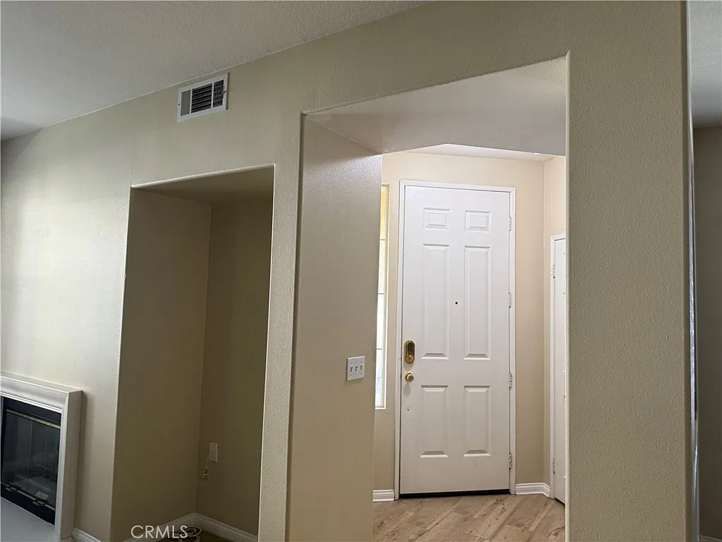 3 bed, 2.5 bath, 1627 sqft, $4,150 — Photo 4