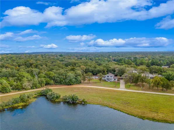 30 Cherokee Dr, Hilltop Lakes, TX 77871