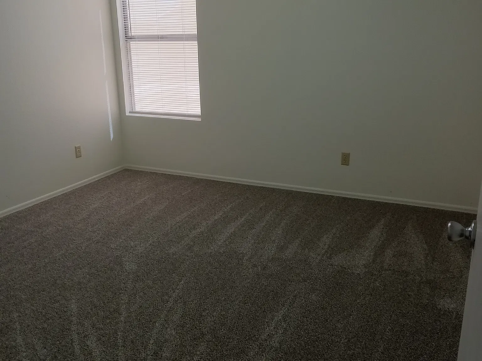 2 bed, 990 sqft, $1,300 — Photo 4