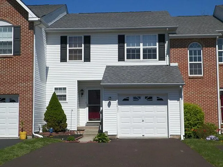 206 Hampshire Dr — Photo 1