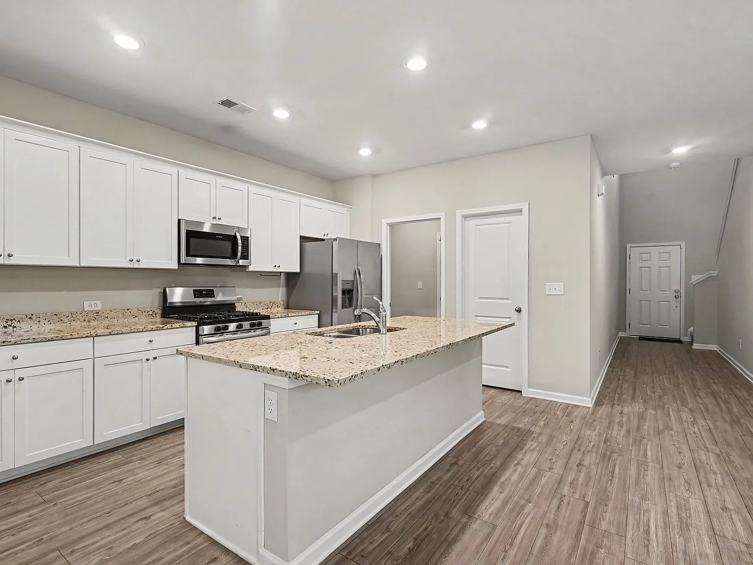 5 bed, 2.5 bath, 2338 sqft, $2,380 — Photo 2
