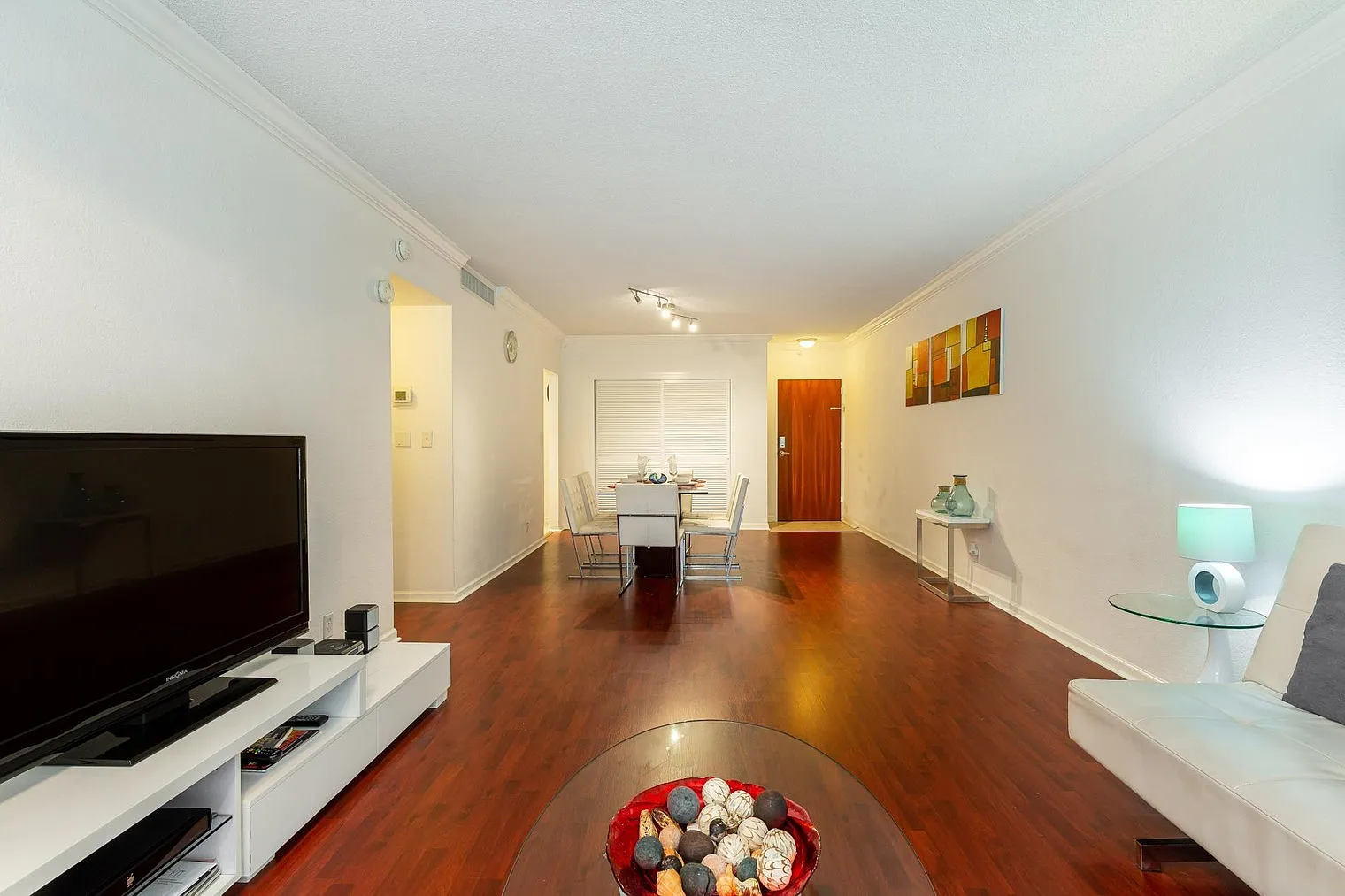 1 bed, 1.0 bath, 871 sqft, $4,285 — Photo 4